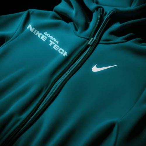 NIKE TECH