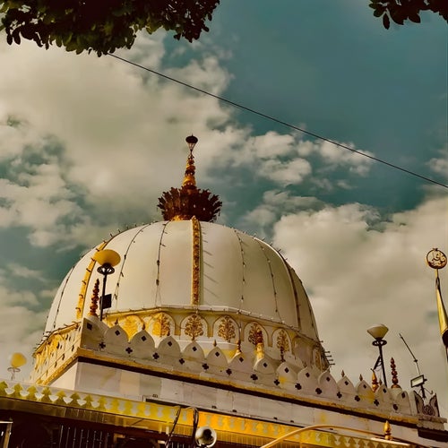 Kursi Par Koi Bhi Baithe Raja To Mera Khwaja Hai