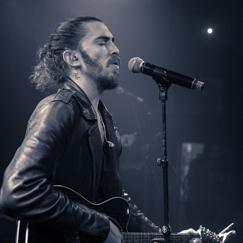 Dennis Lloyd Profile